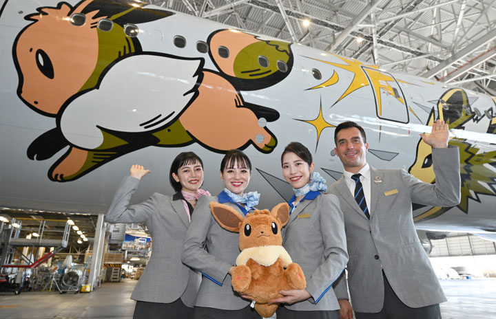 777左右にイーブイ進化形やピカチュウ描く 写真特集・ANA イーブイ