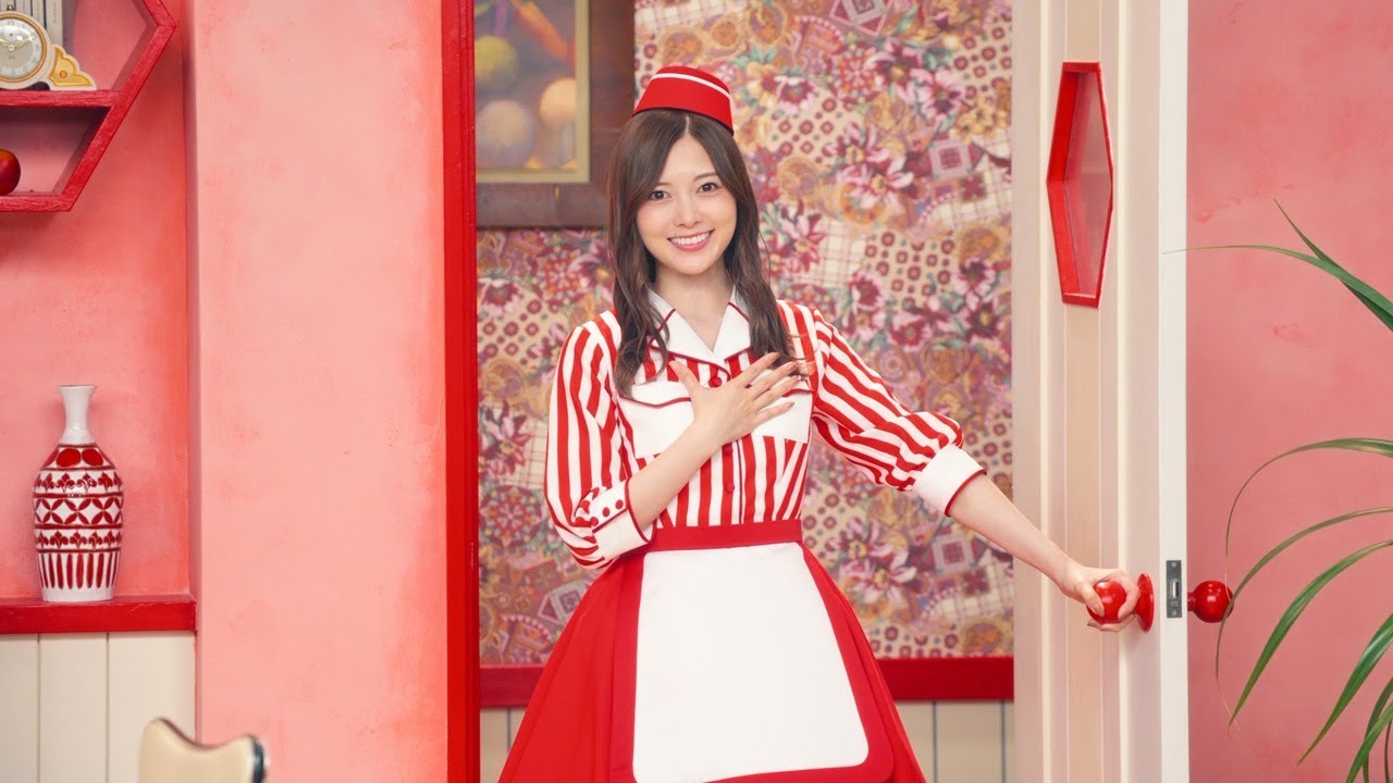 乃木坂46白石麻衣、ウェイトレス衣装でひとりミュージカル？ 齋藤飛鳥