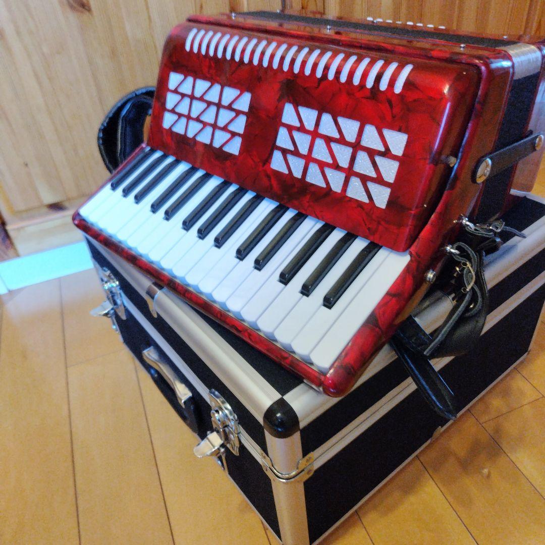 赤い37鍵アコーディオン ケース付き accordiontombo18.jpg